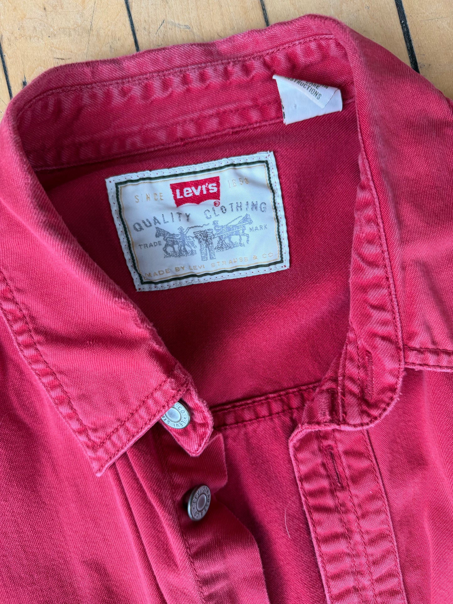 VINTAGE LEVI'S RED BUTTON UP (L)
