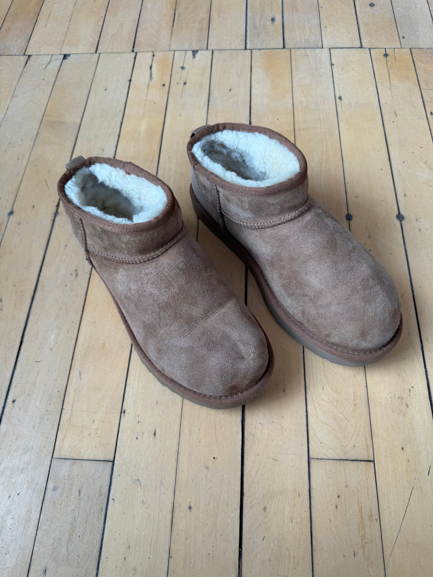 UGG CLASSIC ULTRA MINI BOOTS (9) - MSRP $150