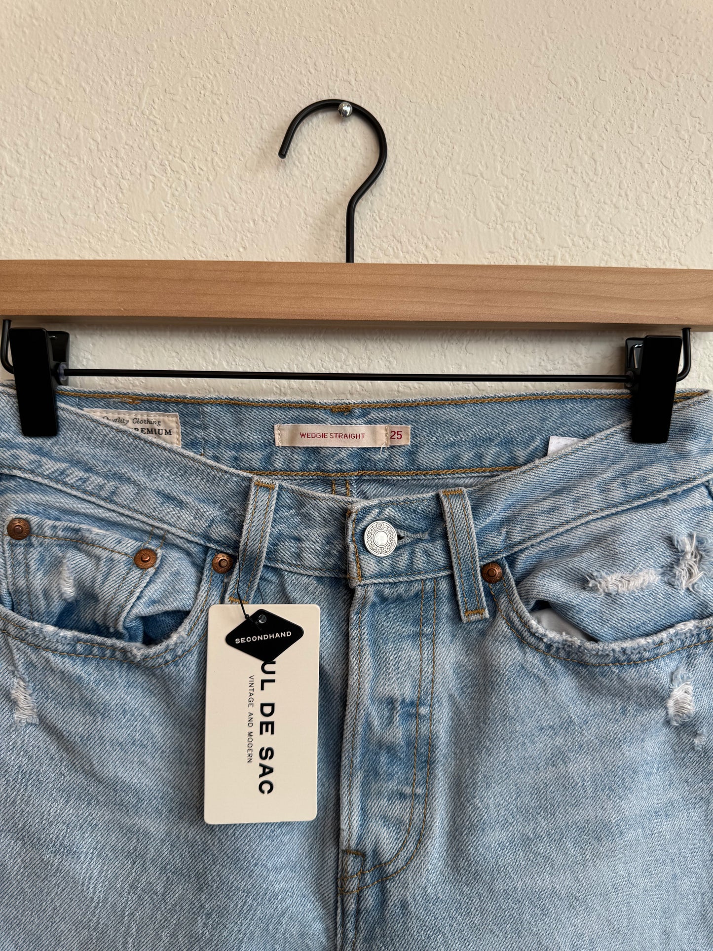 LEVI'S WEDGIE STRAIGHT DENIM (25) - MSRP $98