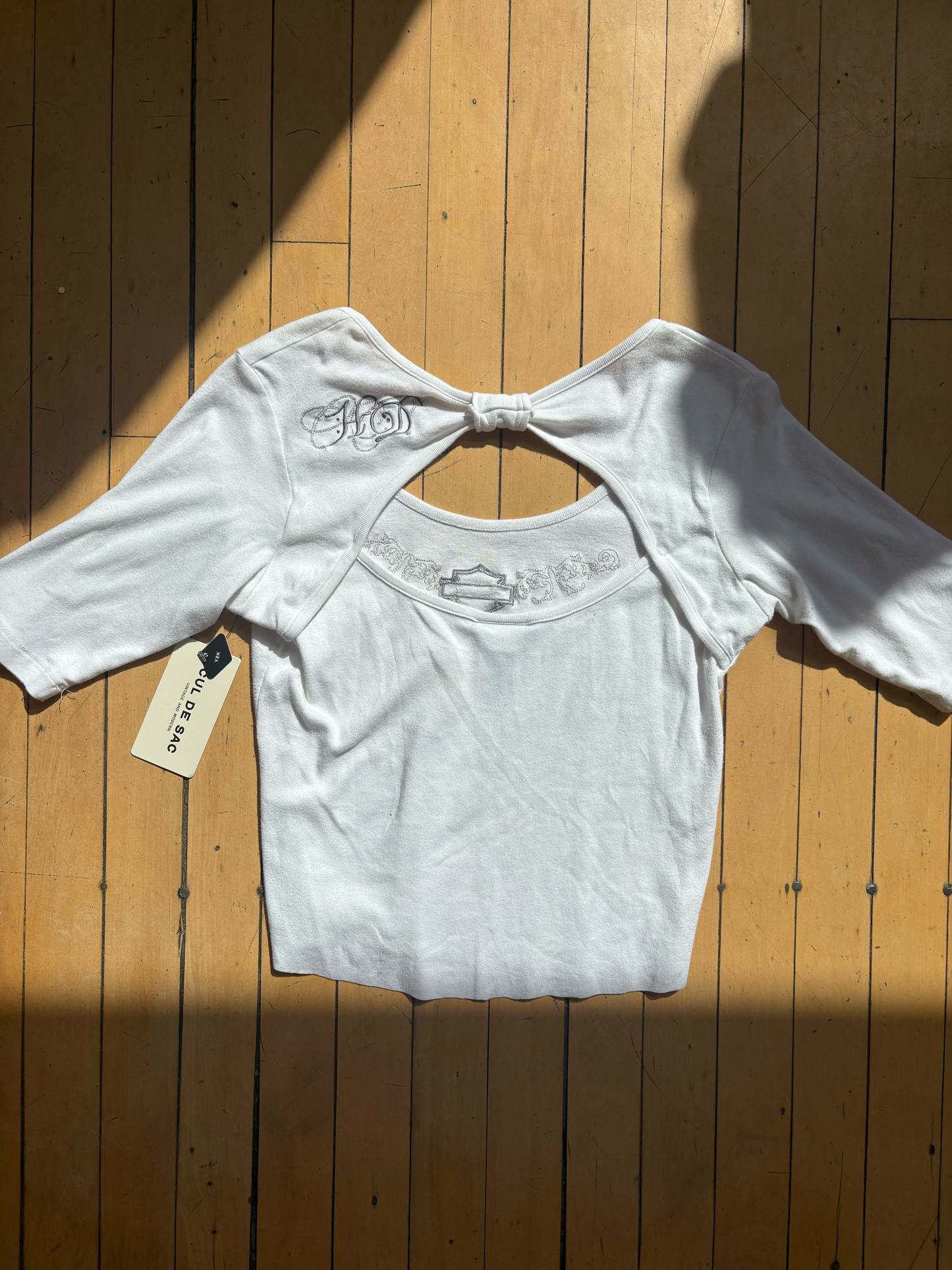 Y2K VINTAGE HD EMBROIDERED OPEN BACK (L)