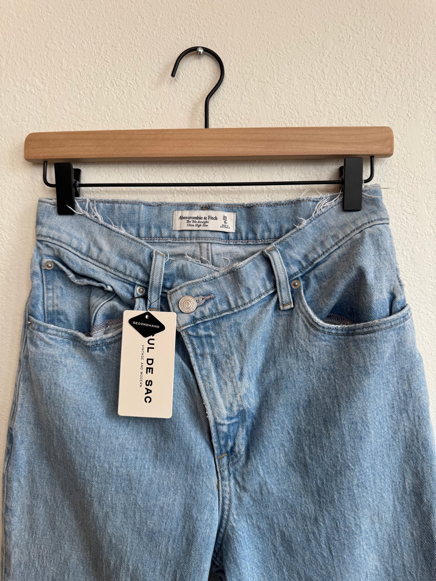 ABERCROMBIE 90’S STRAIGHT ULTRA HIGH RISE DENIM (28) - MSRP $90