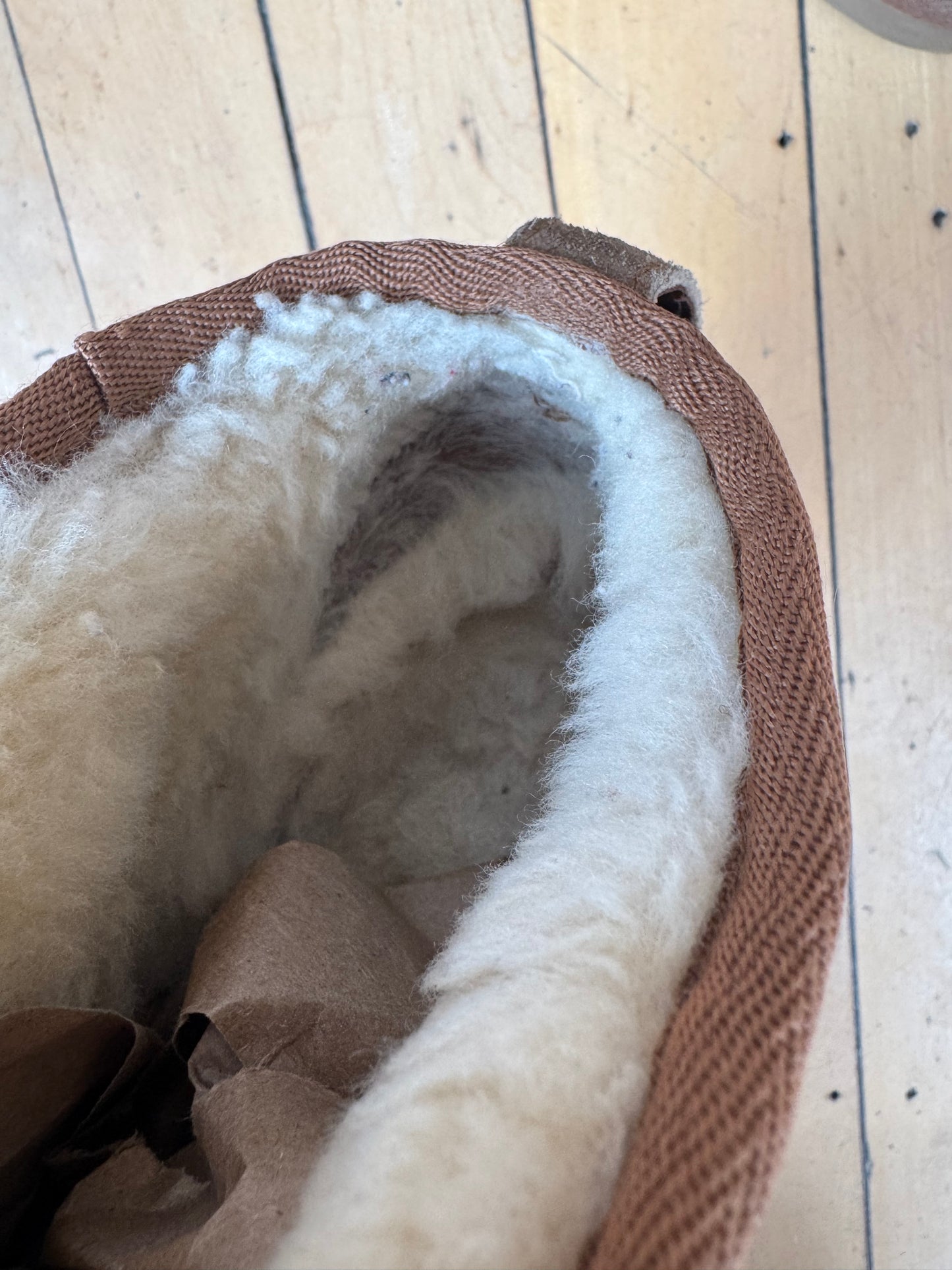 UGG CLASSIC ULTRA MINI BOOTS (9) - MSRP $150