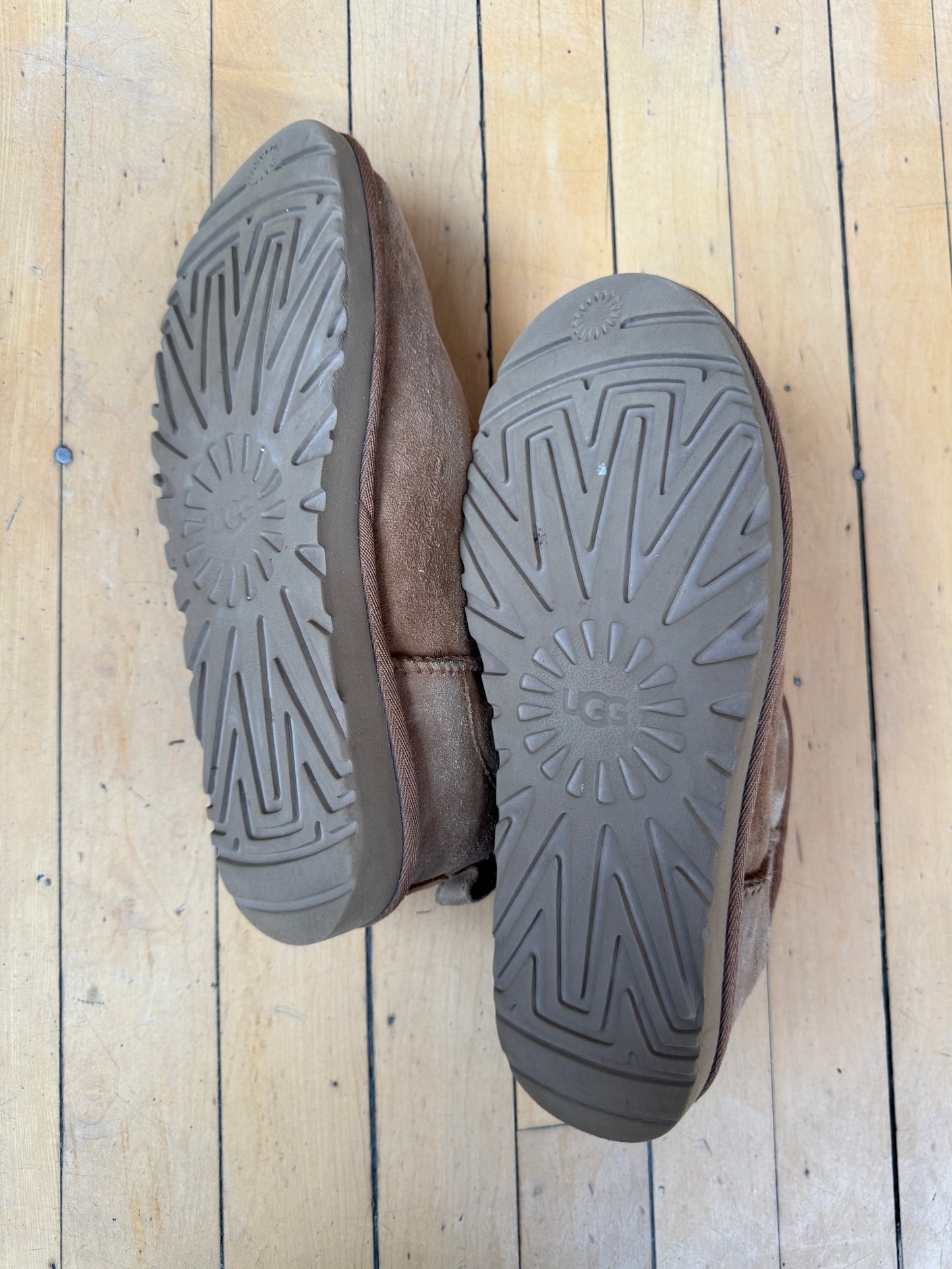 UGG CLASSIC ULTRA MINI BOOTS (9) - MSRP $150