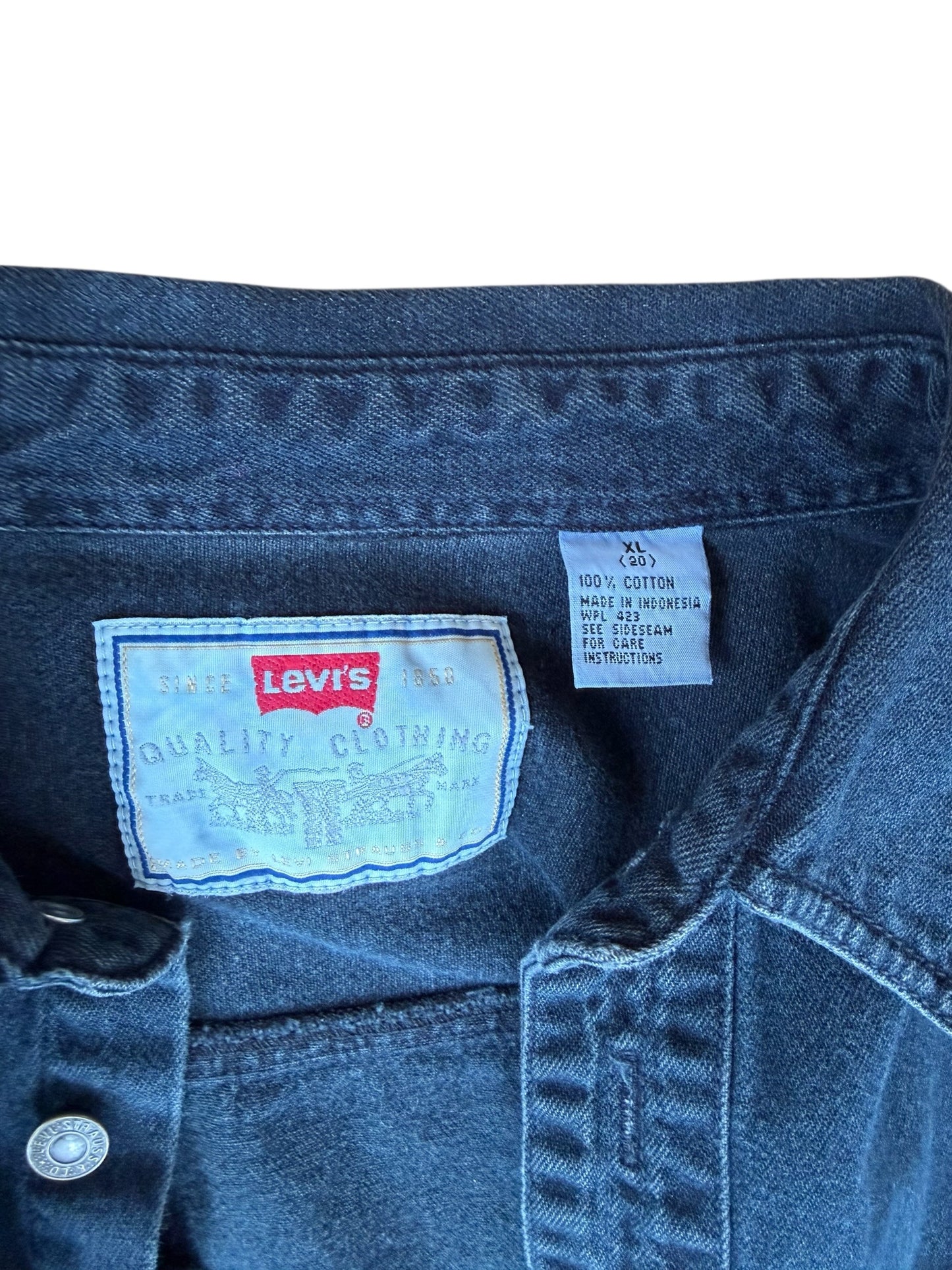 VINTAGE LEVI'S DARK WASH DENIM BUTTON UP (XL)(20)