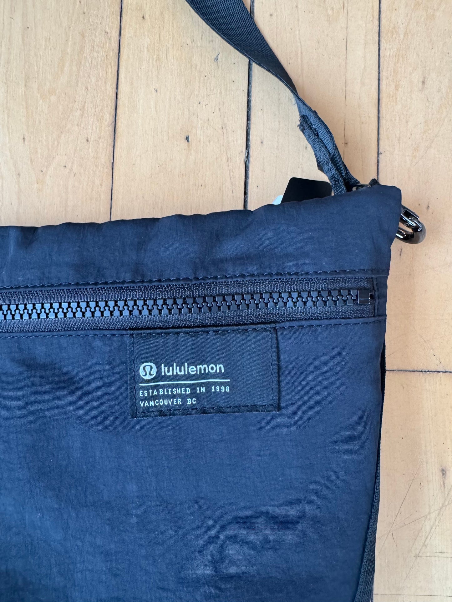 LULULEMON CLEAN LINES CROSS BODY BAG (OS)