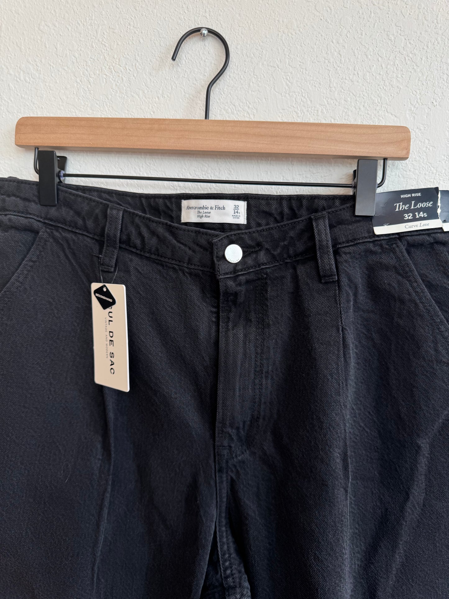 NWT ABERCROMBIE & FITCH LOOSE DENIM (32)(S) - MSRP $100