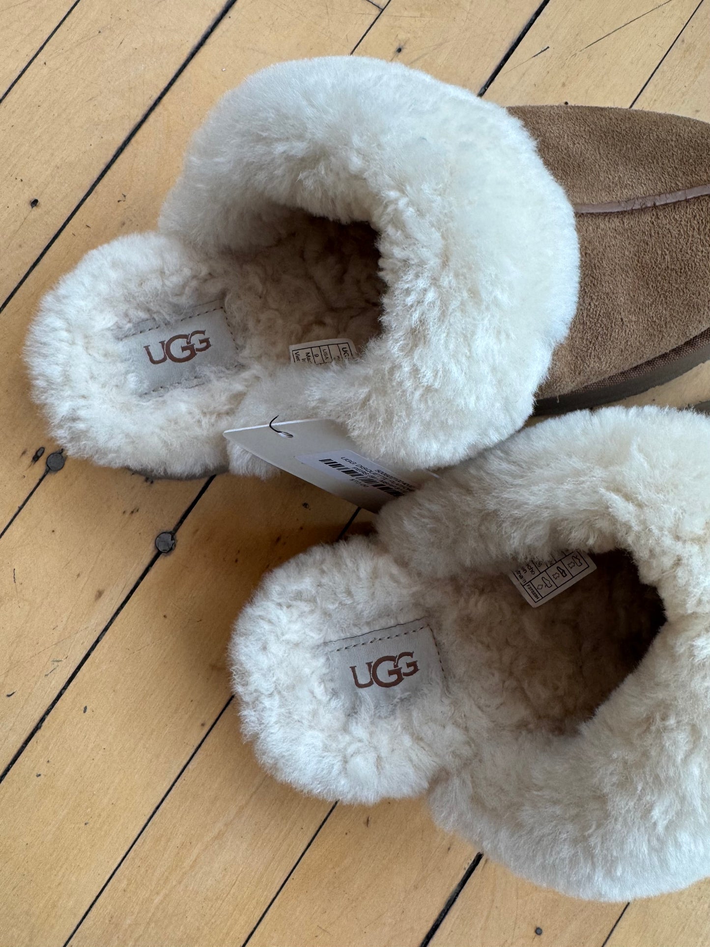 UGG DISQUETTE PLATFORM SLIPPERS (9) - MSRP $110