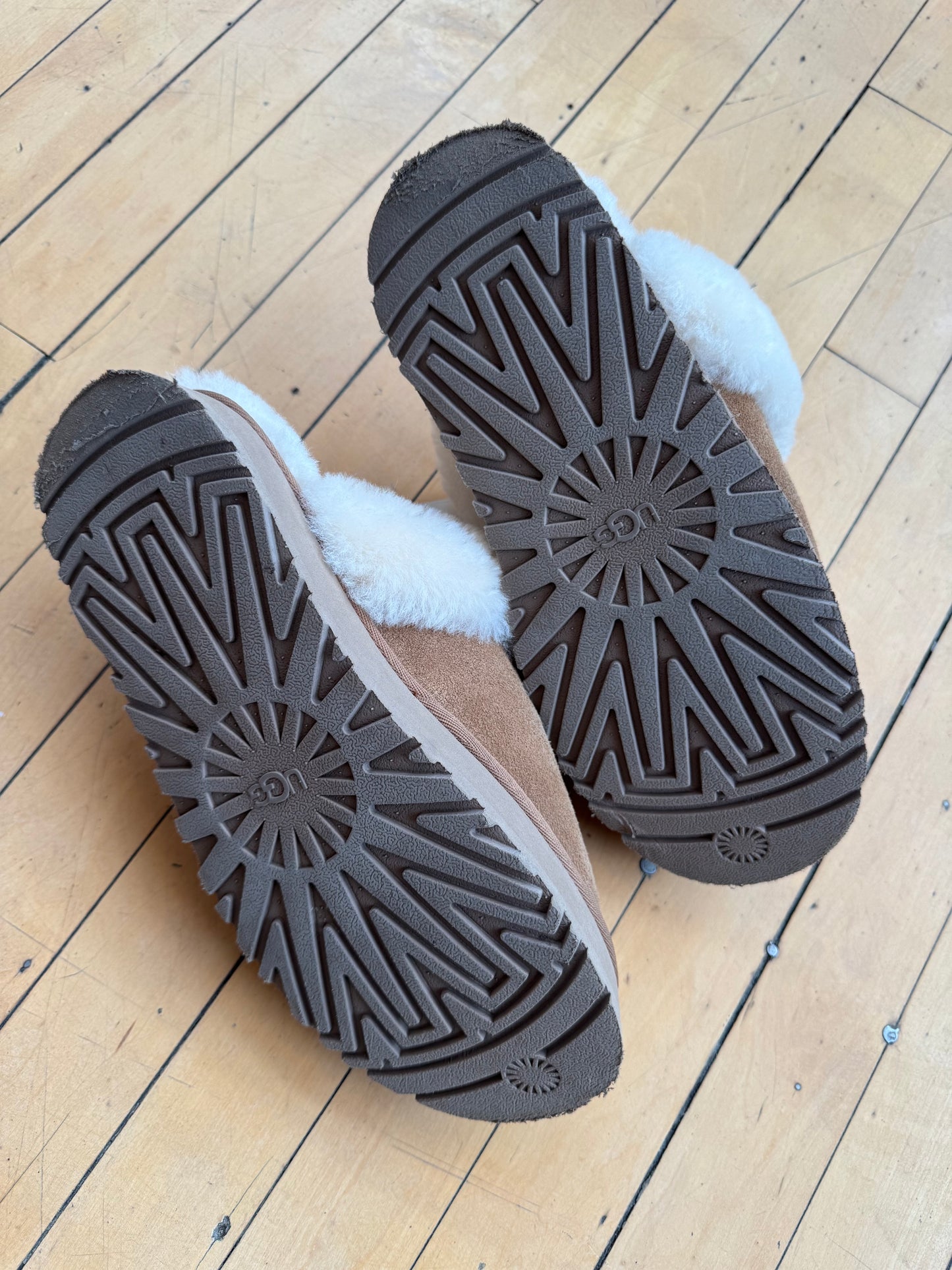 UGG DISQUETTE PLATFORM SLIPPERS (9) - MSRP $110