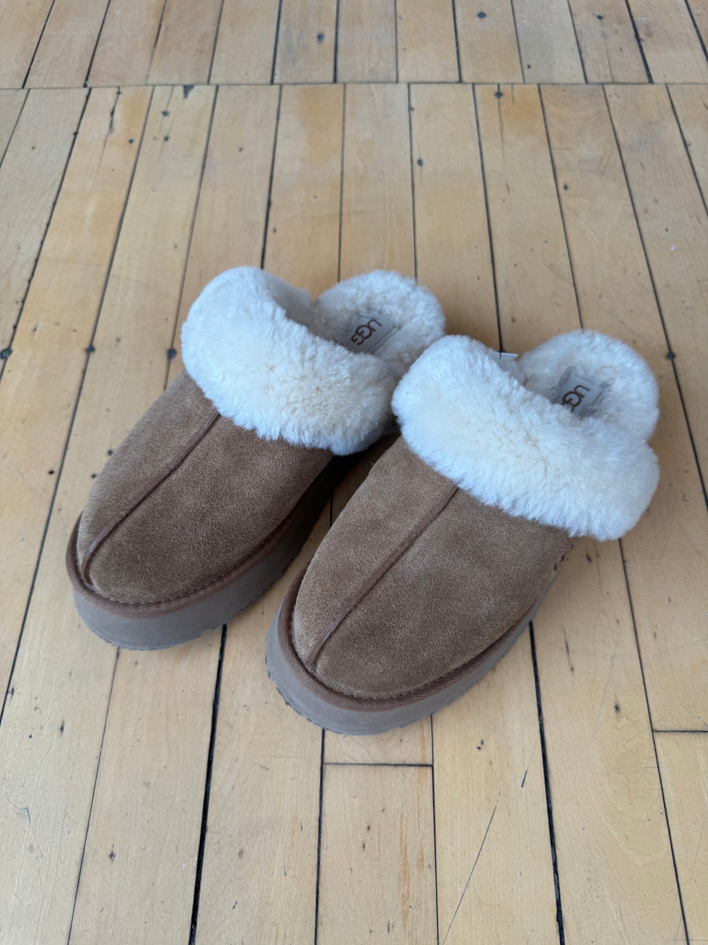 UGG DISQUETTE PLATFORM SLIPPERS (9) - MSRP $110