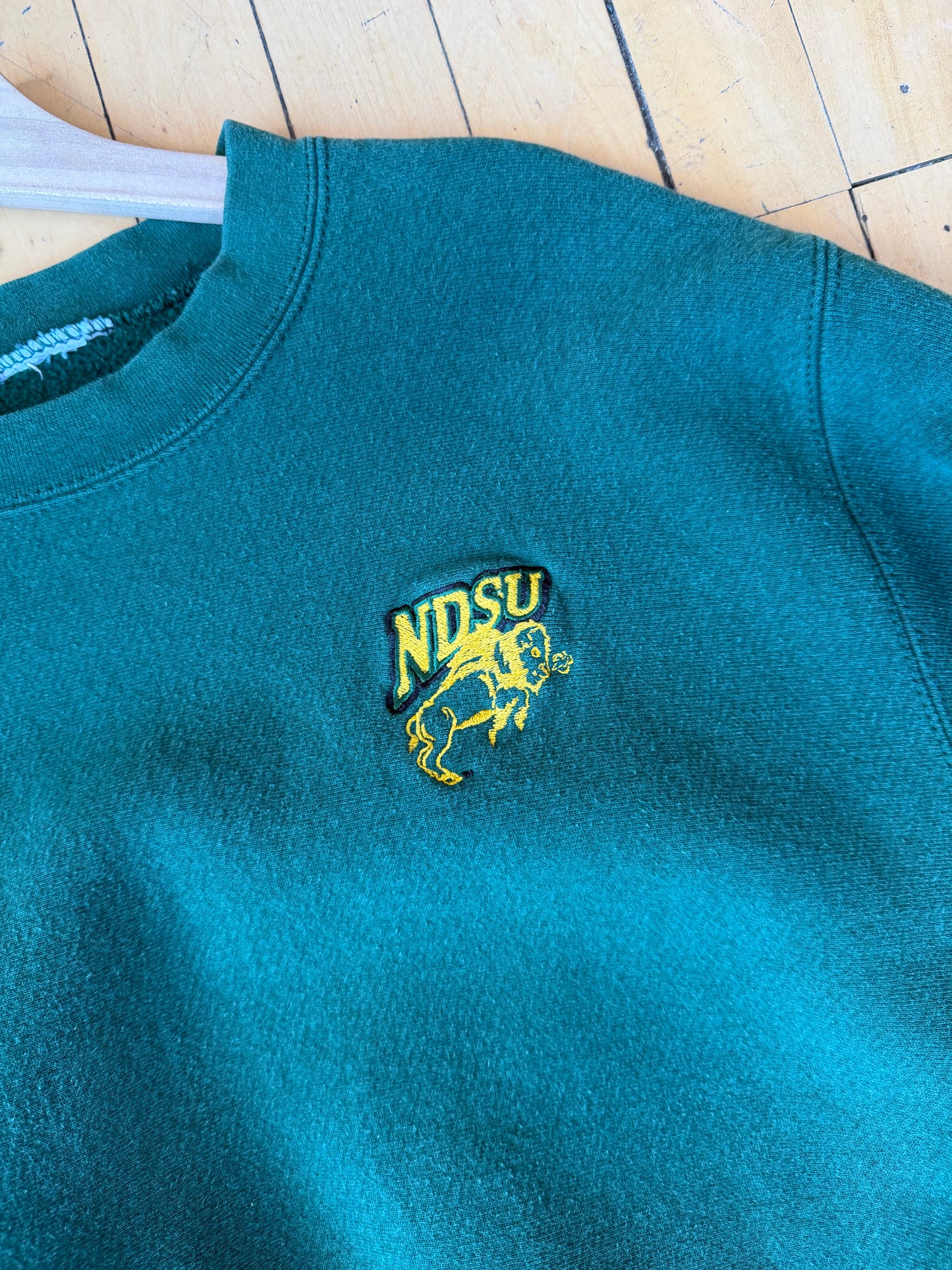 VINTAGE EMBROIDERED LEFT CHEST NDSU (M/L)