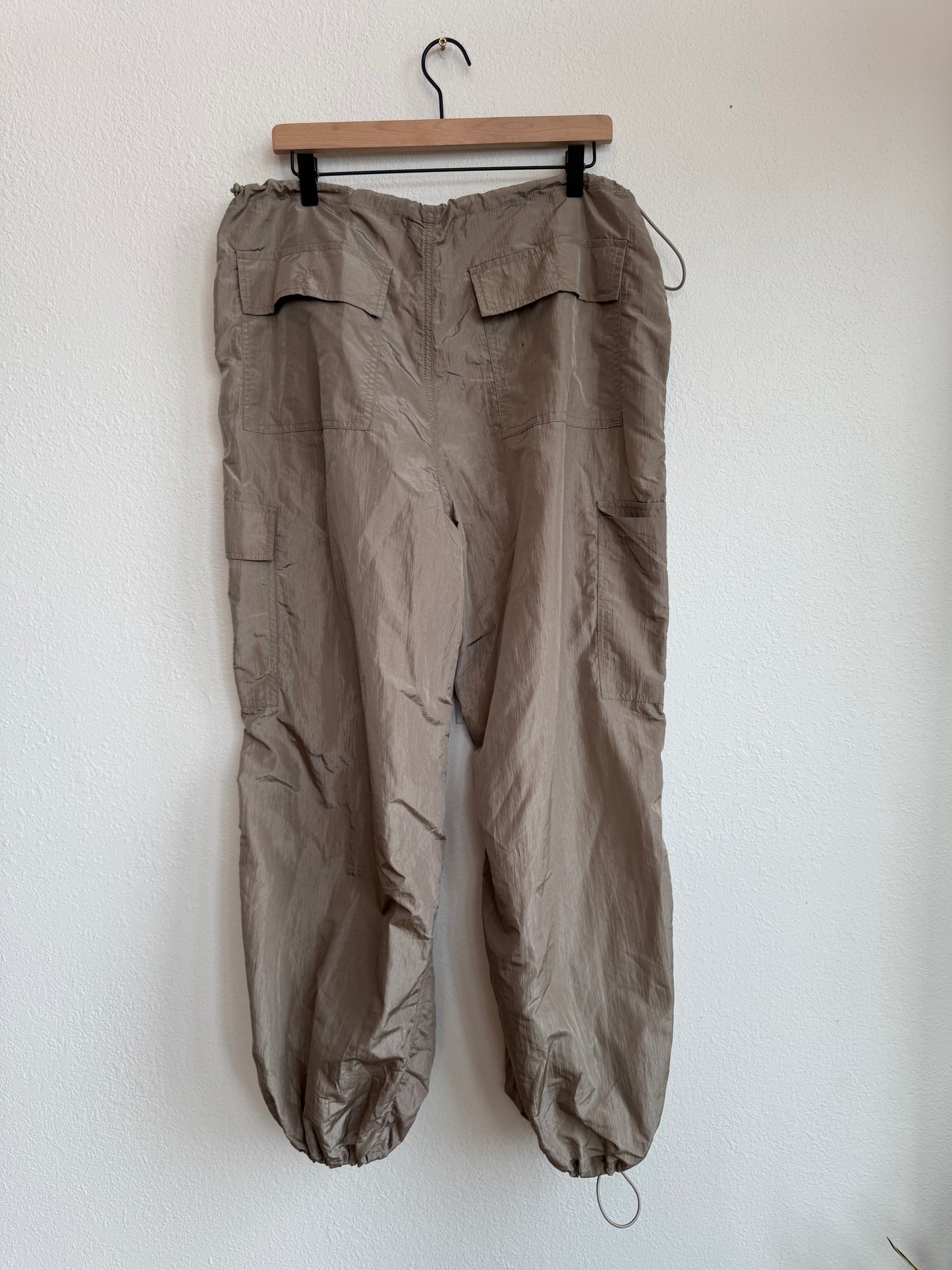 NWT WHITE FOX BE THE MOMENT PARACHUTE PANTS (L) - MSRP $48