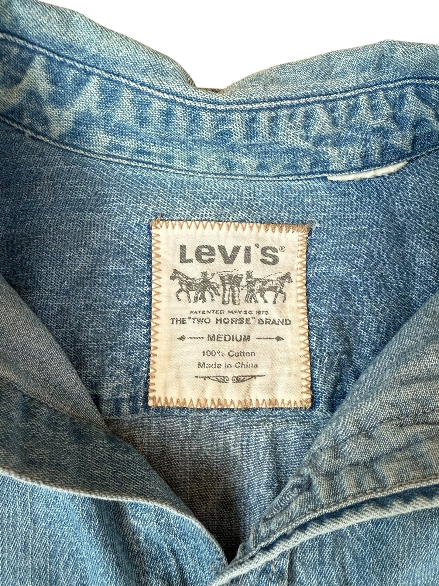 LEVI'S DENIM BUTTON UP LT/MED WASH (M)