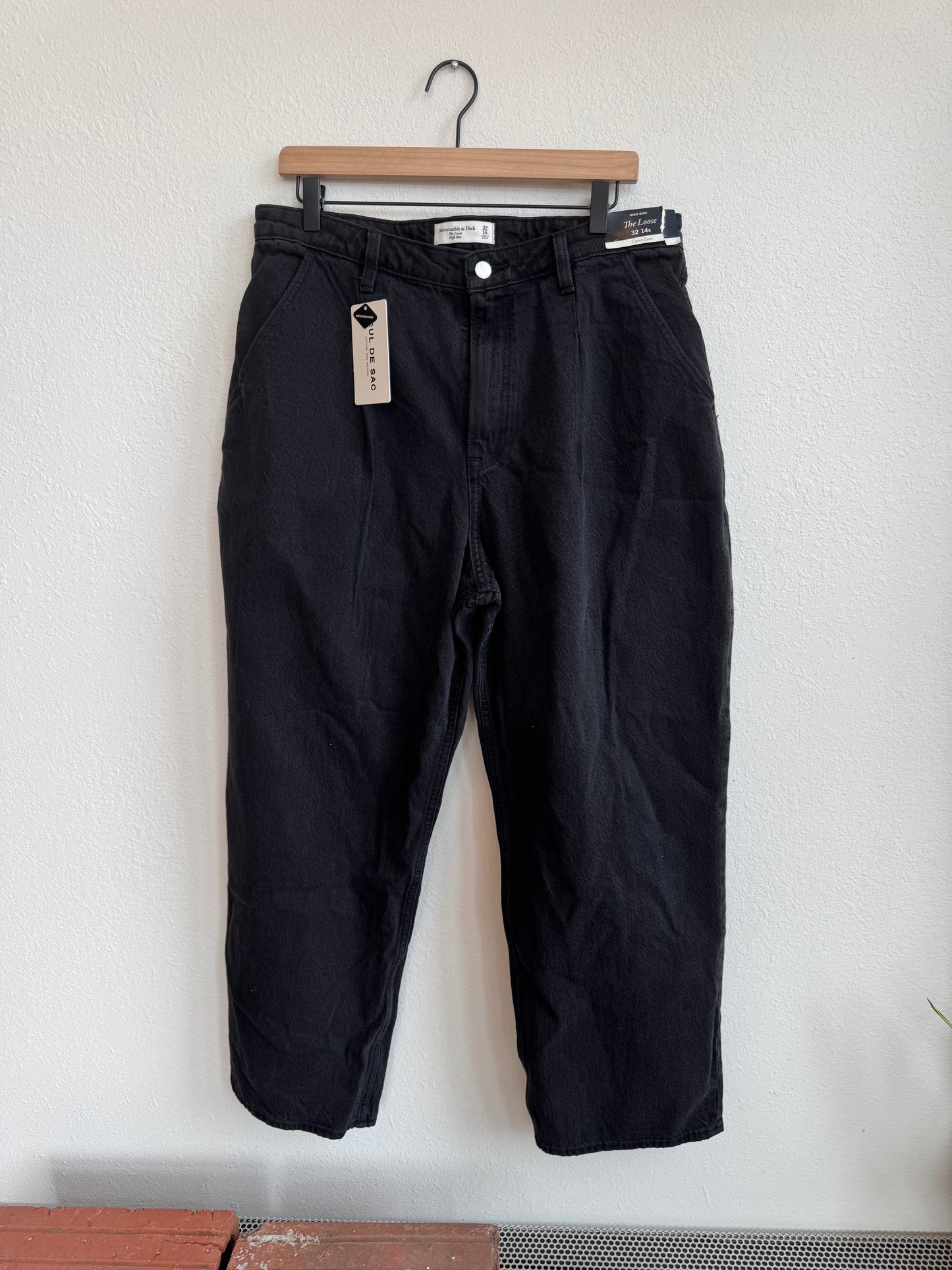NWT ABERCROMBIE & FITCH LOOSE DENIM (32)(S) - MSRP $100