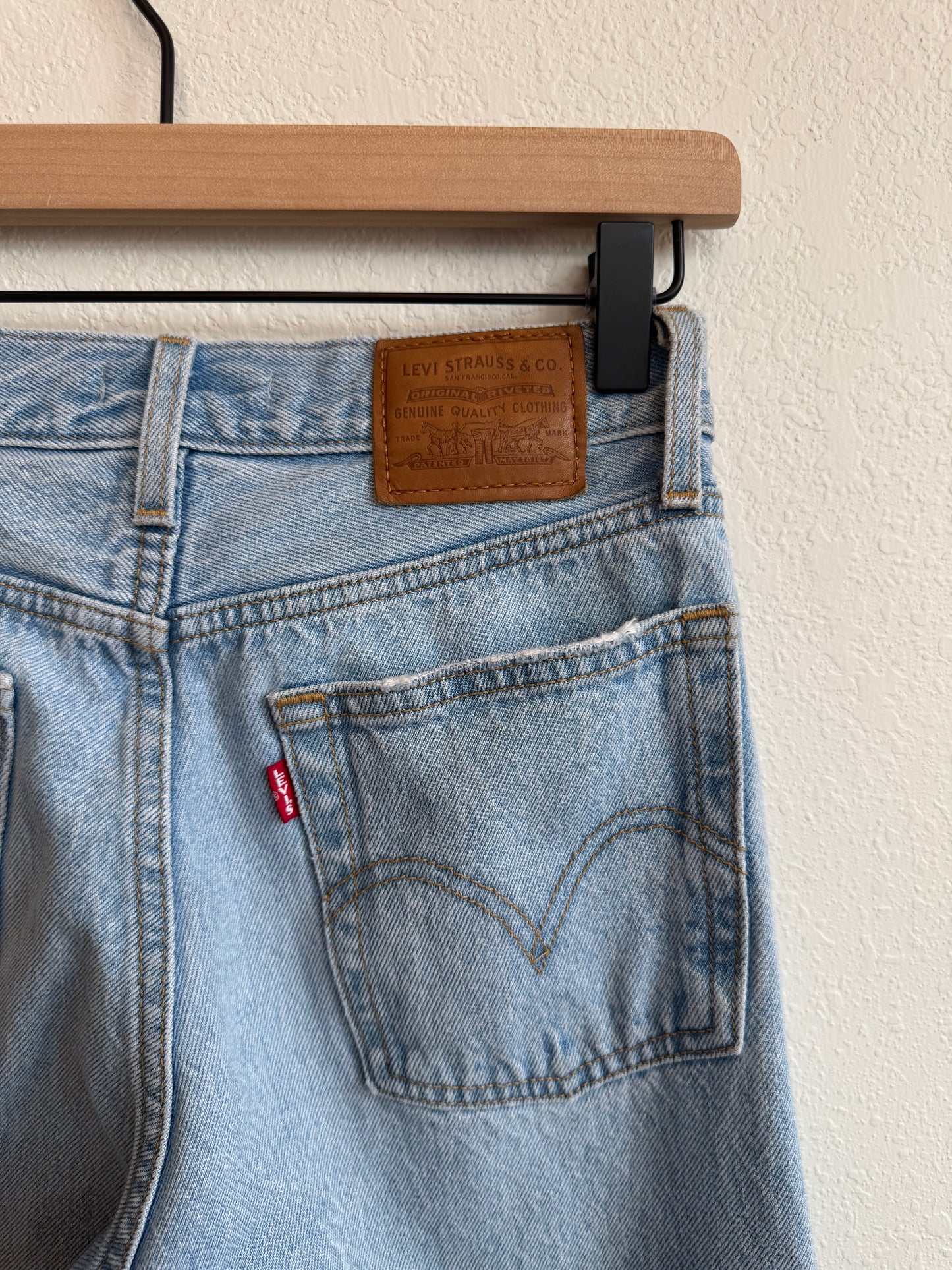 LEVI'S WEDGIE STRAIGHT DENIM (25) - MSRP $98