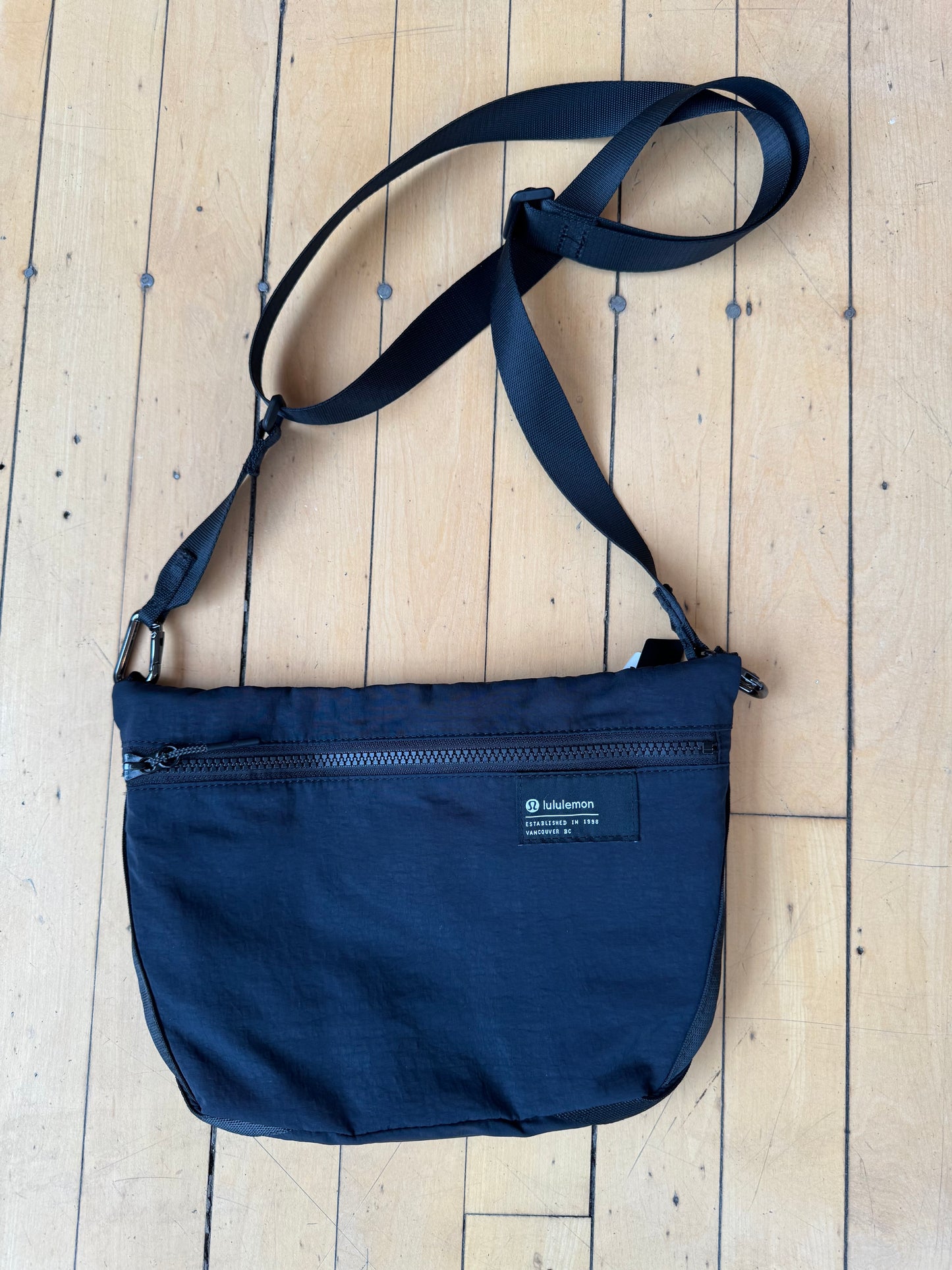 LULULEMON CLEAN LINES CROSS BODY BAG (OS)