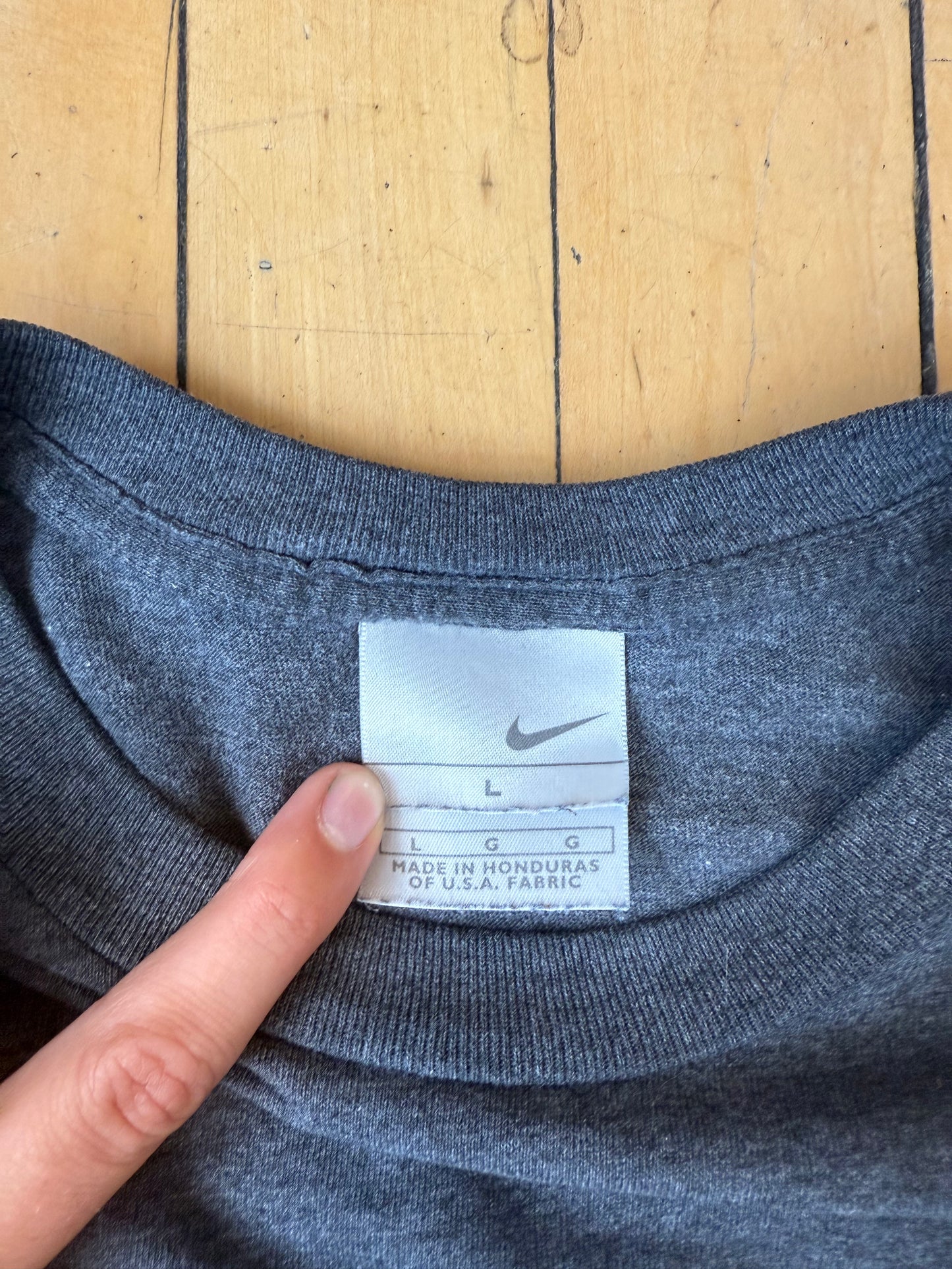 Y2K VINTAGE NIKE SPELLOUT SWOOSH TEE (L)