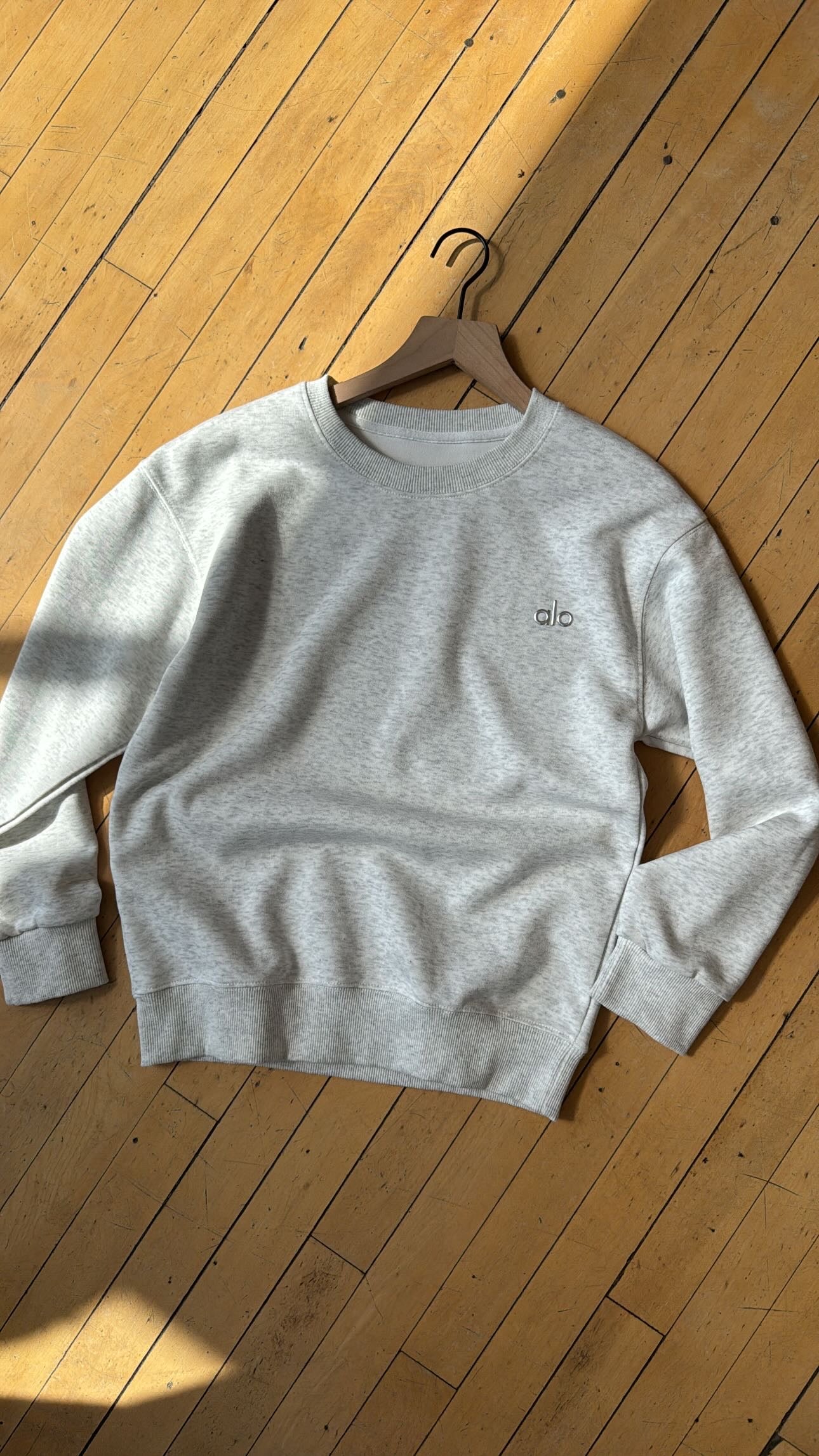 ALO YOGA ACCOLADE CREW LT. HEATHER (S) - MSRP $138