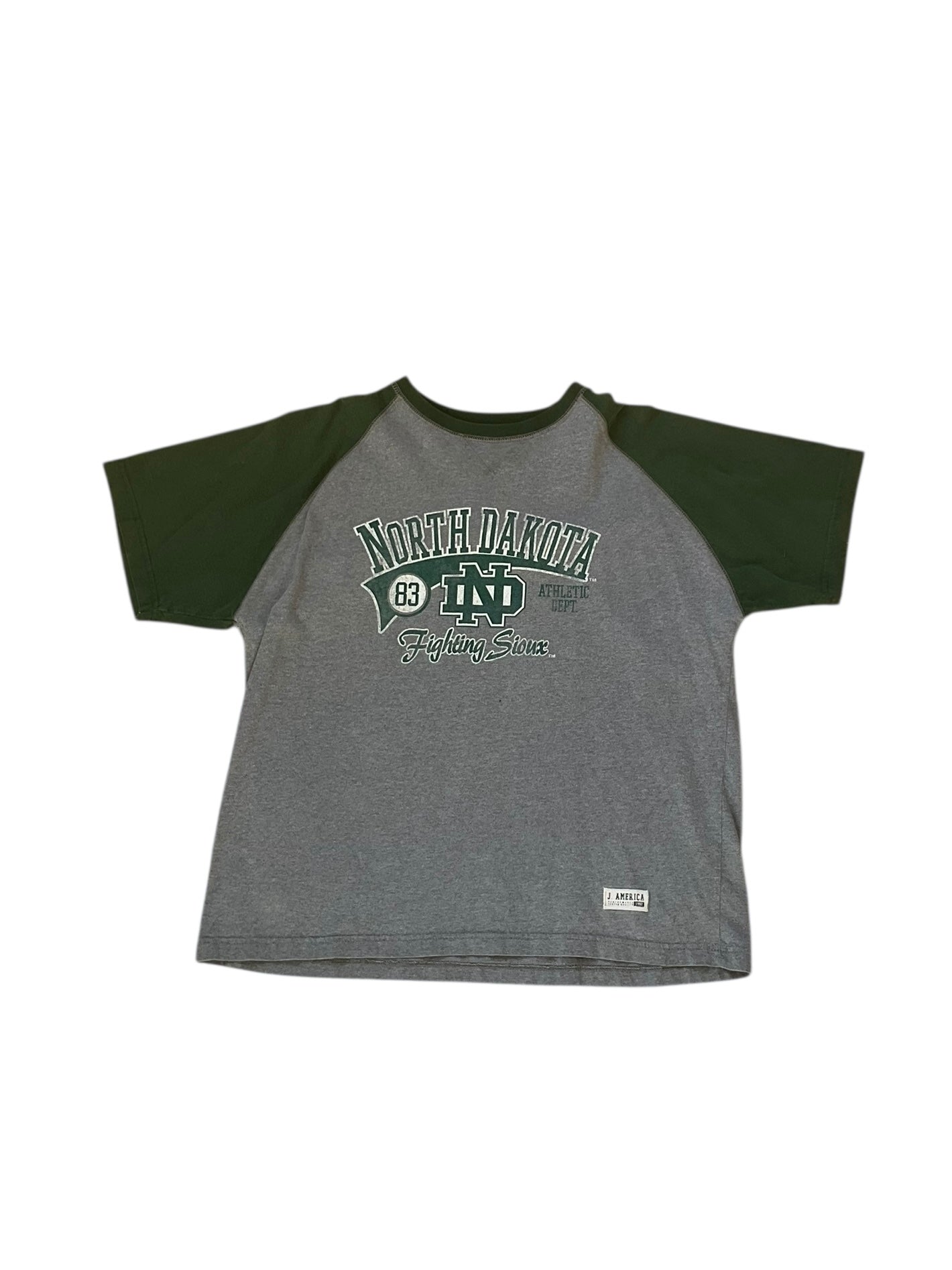 VINTAGE J AMERICA FIGHTING SIOUX TEE (M)