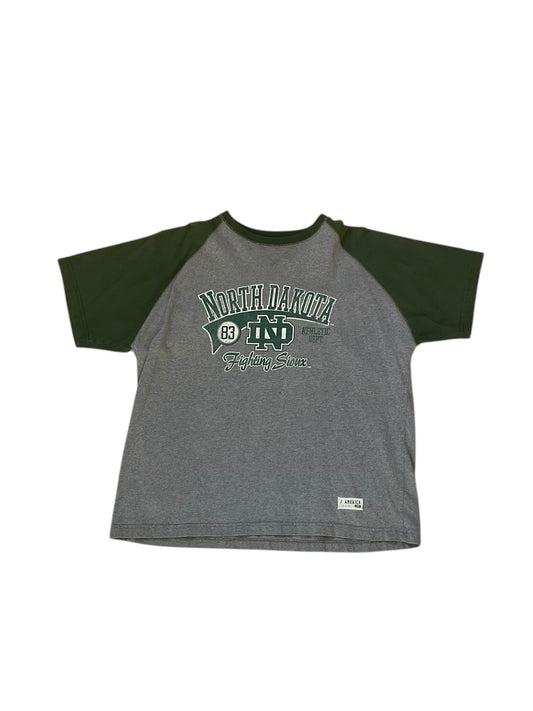 VINTAGE J AMERICA FIGHTING SIOUX TEE (M)
