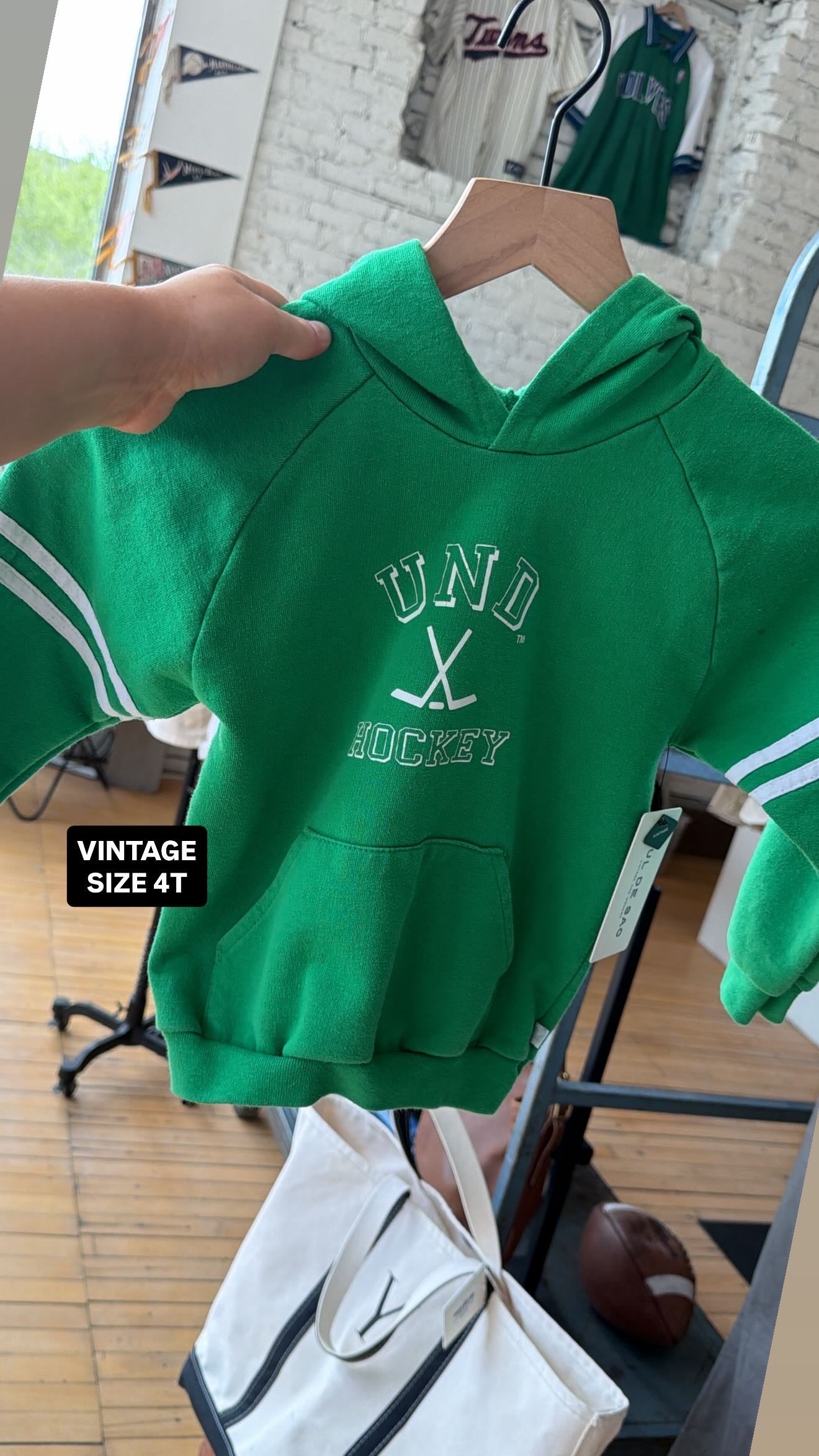 VINTAGE UND HOCKEY KIDS HOODIE (4T)