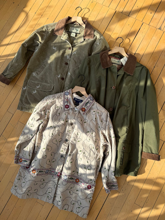 VINTAGE LL BEAN CORDUROY EMB. DOGS CHORE COAT (L)