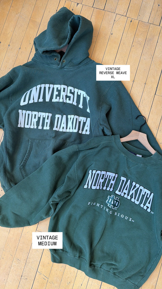 VINTAGE REVERSE WEAVE UNIVERSITY OF ND GREEN HOODIE (XL)