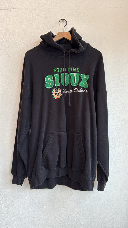 VINTAGE FIGHTING SIOUX ND HOODIE (XL)