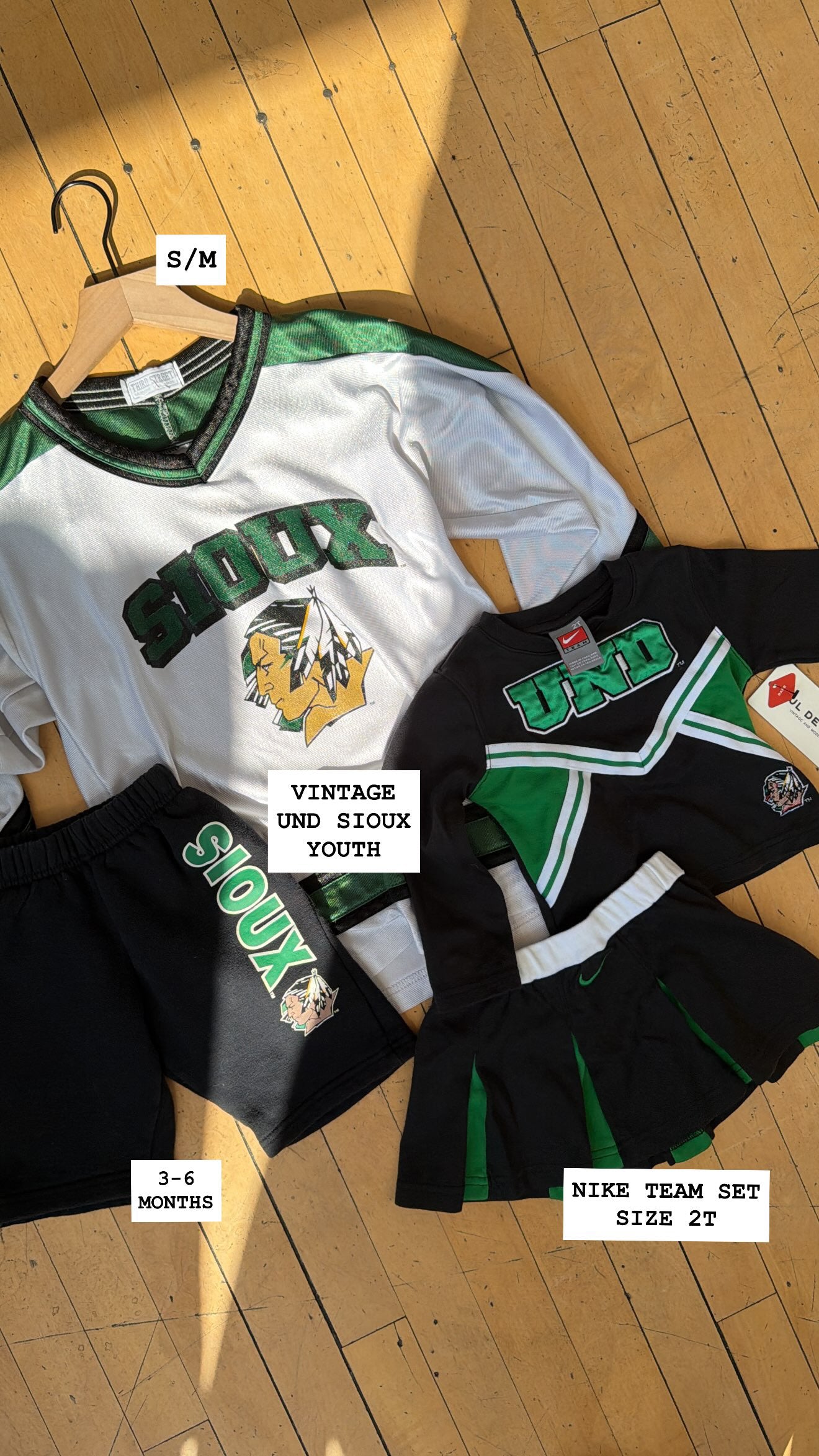 VINTAGE NIKE TEAM UND SIOUX CHEER SET (2T)