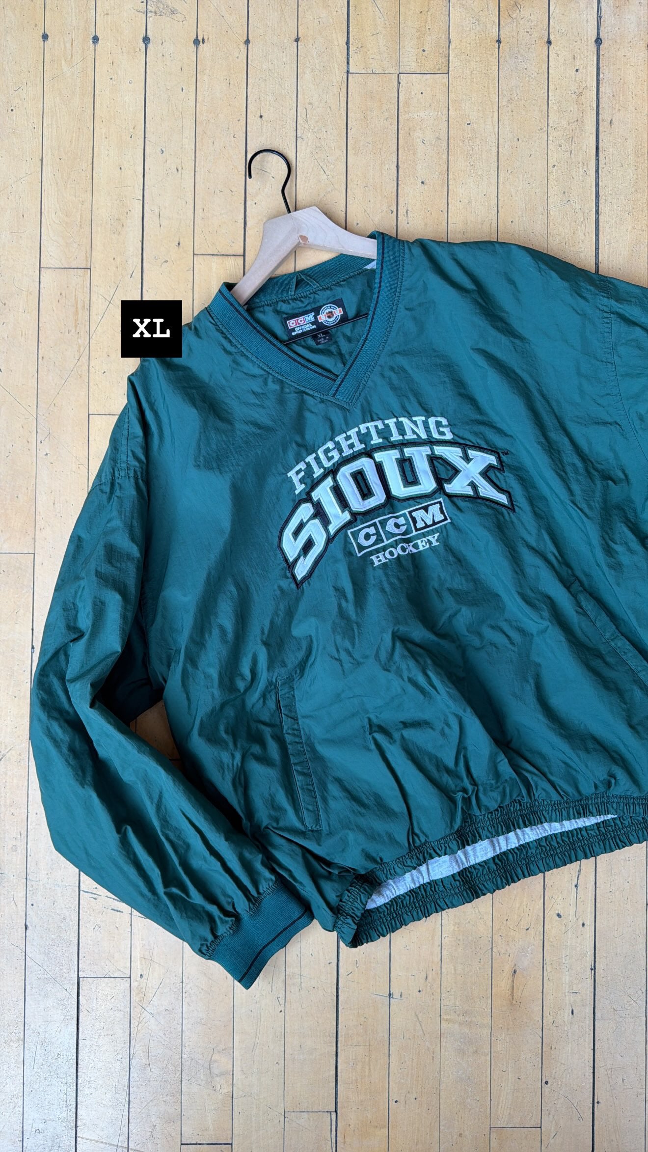 VINTAGE CCM FIGHTING SIOUX HOCKEY WINDBREAKER (XL)
