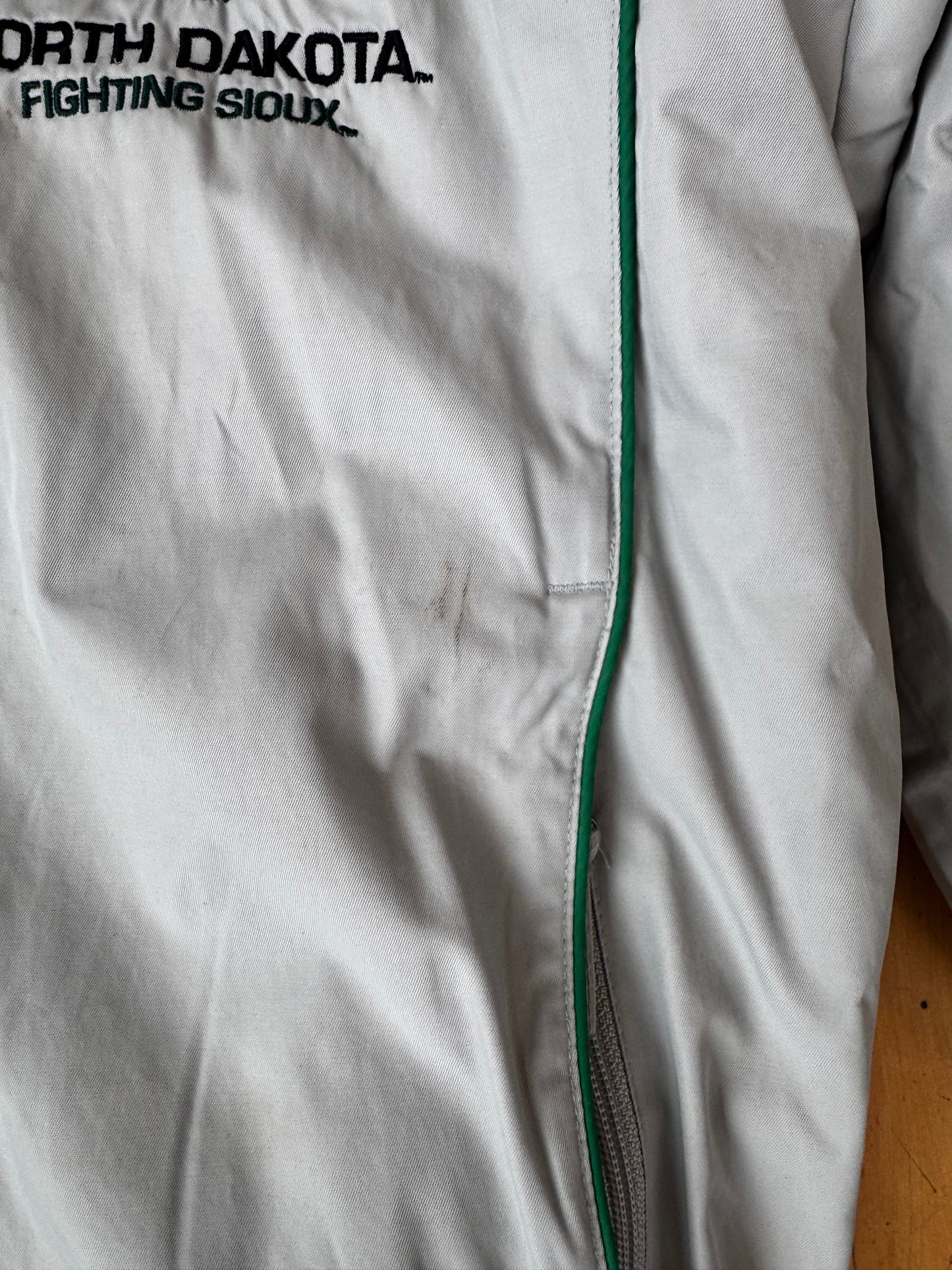 VINTAGE REVERSIBLE FIGHTING SIOUX PUFFER JACKET (M)