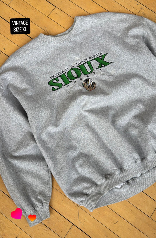 VINTAGE SIOUX HOCKEY EMBROIDERED CREW (XL)