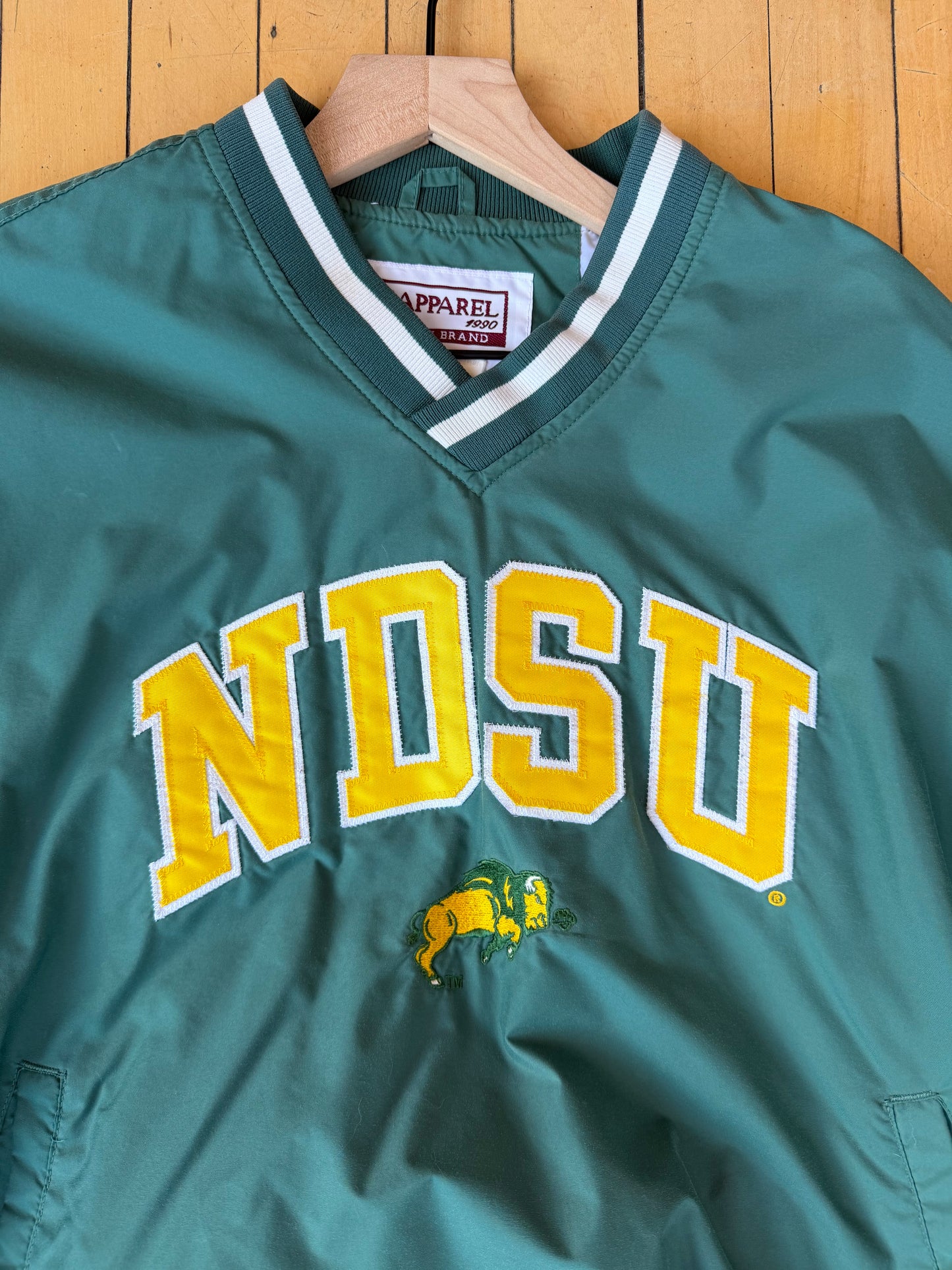 VINTAGE NDSU PATCH WASHED GREEN WINDBREAKER (L)