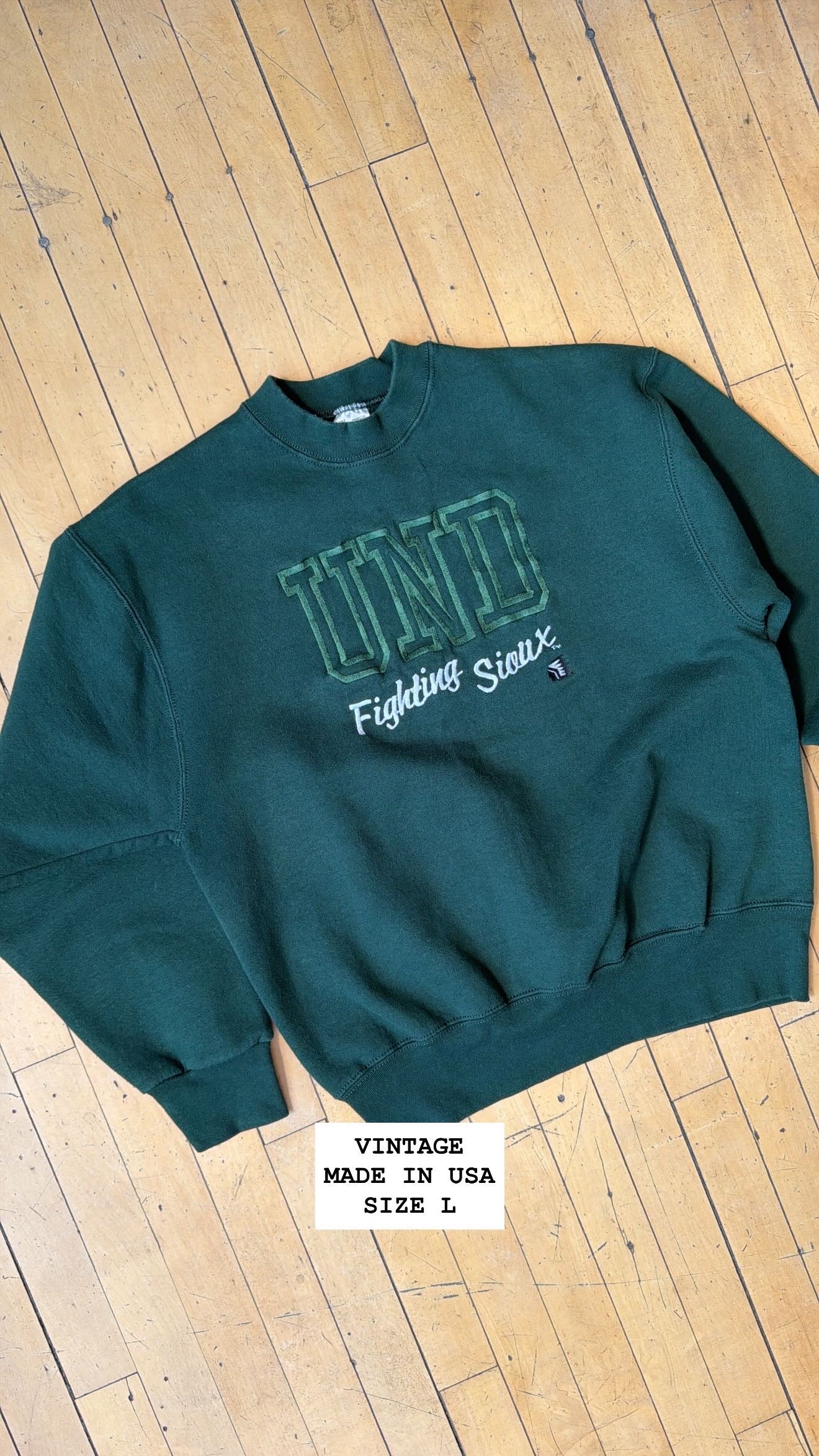 VINTAGE MADE IN USA UND FIGHTING SIOUX EMB. CREW (L)