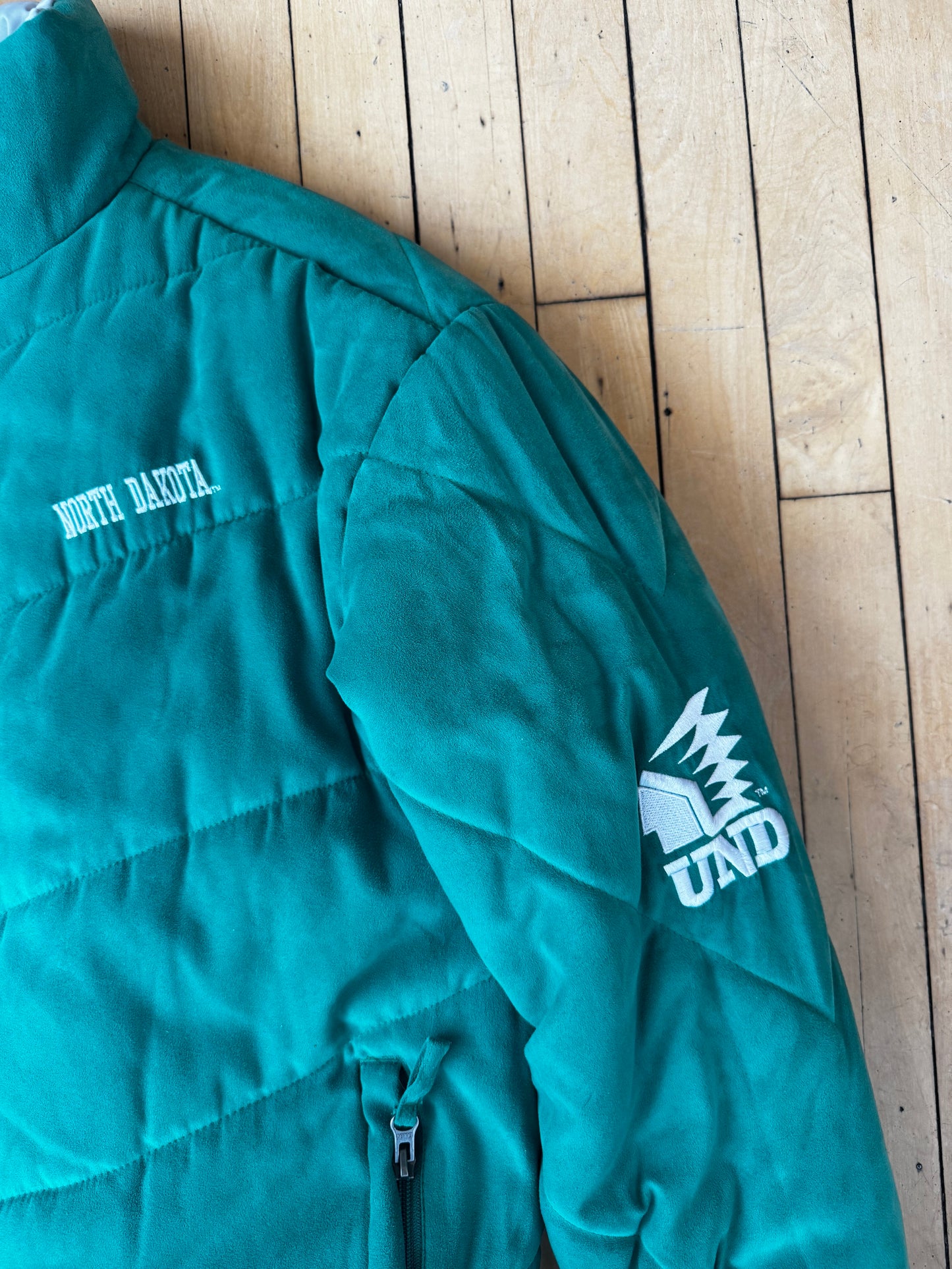 VINTAGE REVERSIBLE FIGHTING SIOUX PUFFER JACKET (M)