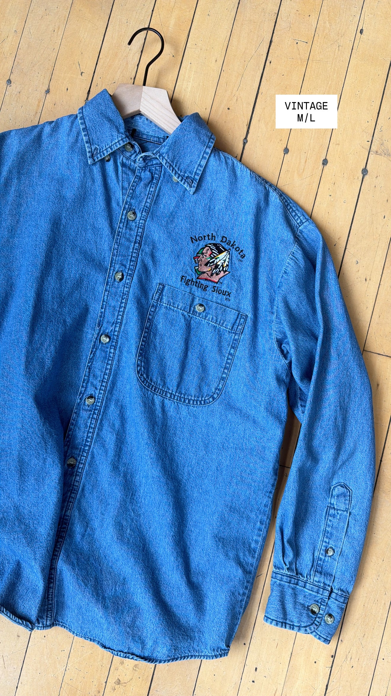 VINTAGE UND FIGHTING SIOUX DENIM BUTTON UP (M/L)