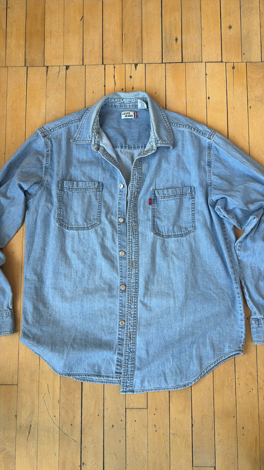 LEVI'S CLASSIC DENIM BUTTON UP (L)