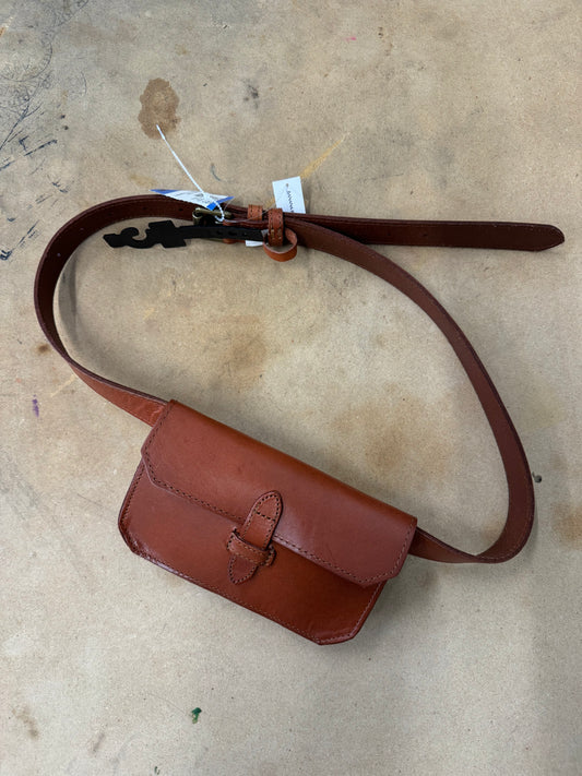 NWT BANANA REPUBLIC HERITAGE LEATHER BELT BAG - MSRP $100